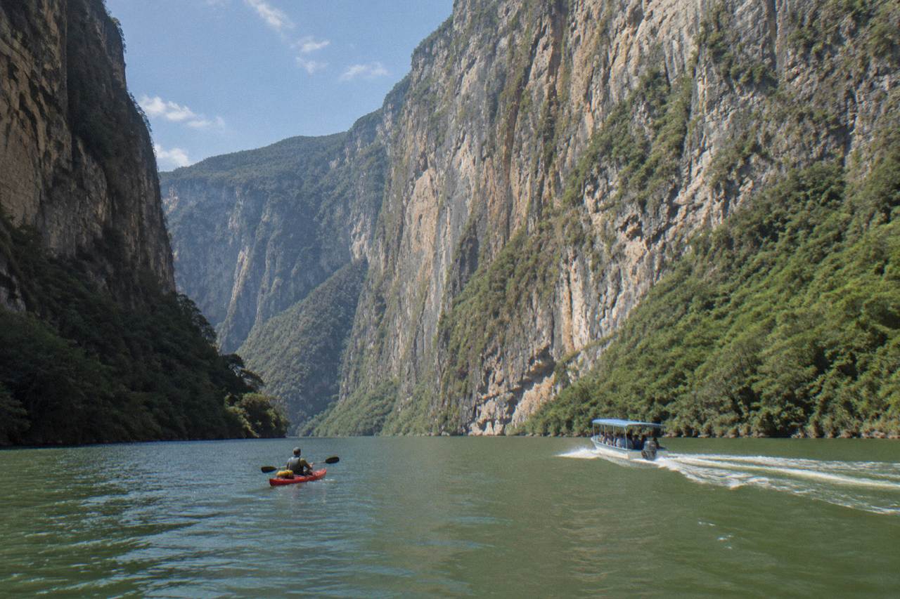 Private and kayak trips on the Grijalva river inside Cañón del Sumidero